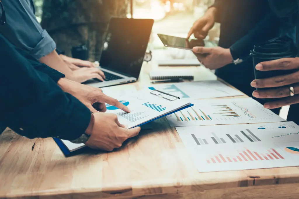 Bitrix24 jako alternatywa dla Salesforce: czy warto zmienić CRM?