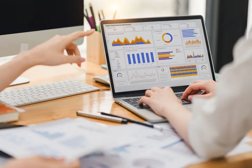 SEO i darmowe kreatory stron internetowych - budowanie sukcesu małej firmy
