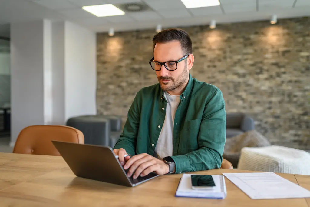 Google Analytics 4 i CRM na 2025: strategie integracji SEO